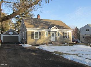 1605 S Demeter Dr, Freeport, IL 61032
