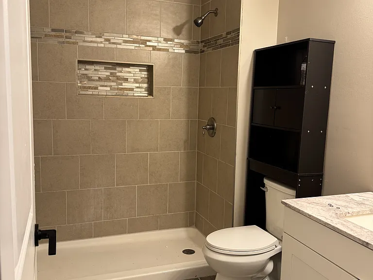 906 Skyland St — Photo 12