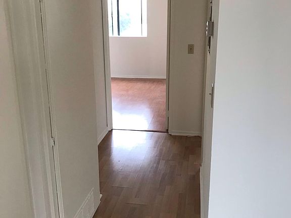4th image of 919 E Windsor Rd APT 6