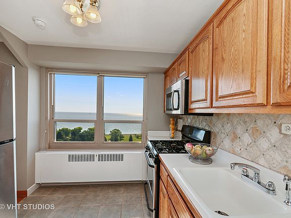 4th image of 3950 N Lake Shore Dr #2000
