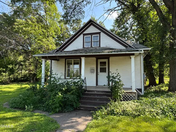 346 College St SE, Valley City, ND 58072