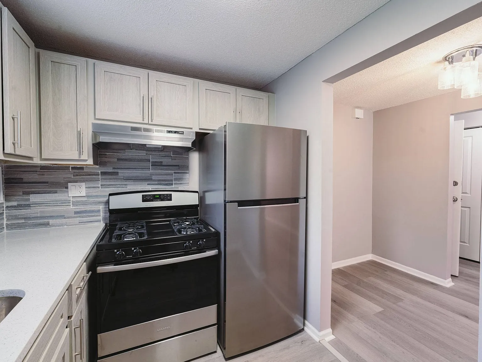 BAY SHORE APARTMENTS — Photo 2