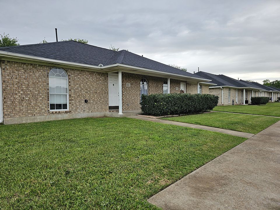 1st image of 1702 Medina Dr