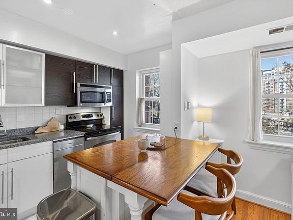 2nd image of 1320 Fort Myer Dr APT 824