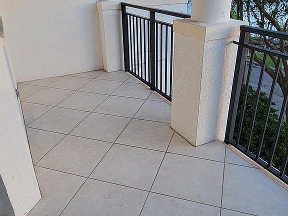 4th image of 3255 NE 184th St APT 12305