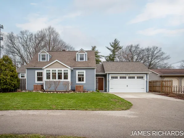 753 E Savidge St, Spring Lake, MI 49456