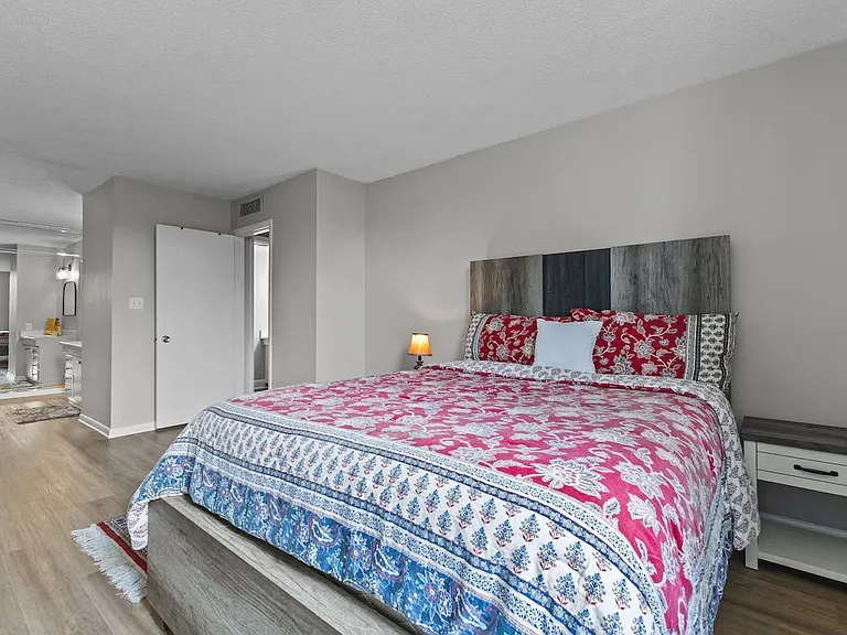 1100 Clarendon St #204 — Photo 1