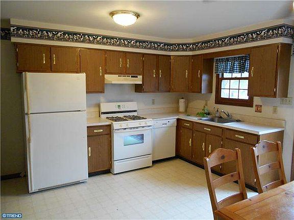 3rd image of 510 W Chestnut St