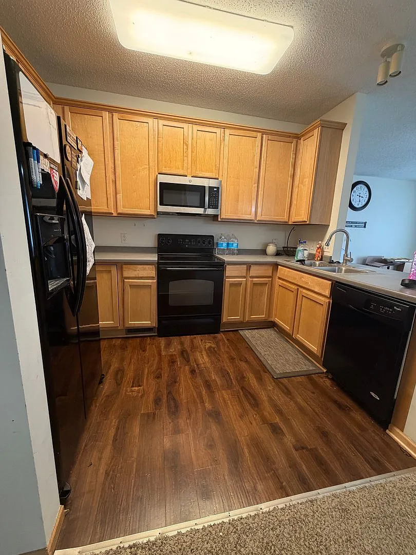 Spacious 2 bedroom townhome available 9/10!! — Photo 3