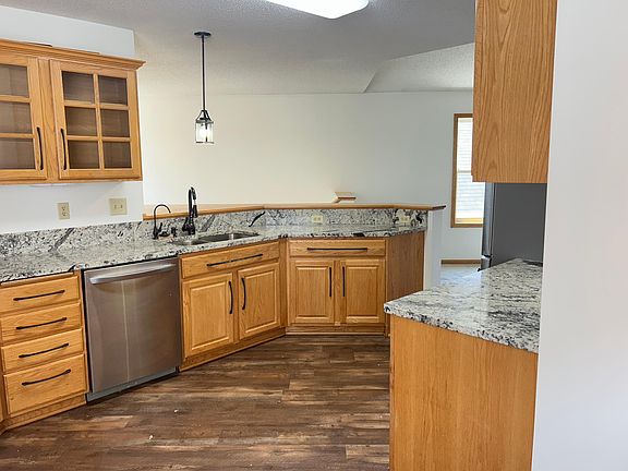 5th image of 6424 Christenson Ln NE