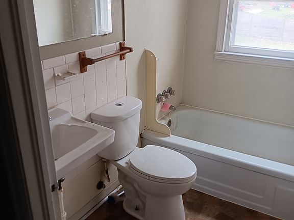 3rd image of 604 S Barrett Ave APT A