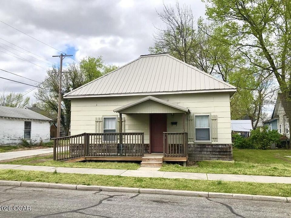 1st image of 609 W 15th St