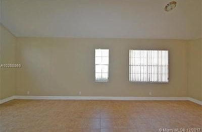 4th image of 336 Cambridge Dr