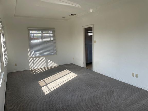 3rd image of 824 Torrance Blvd