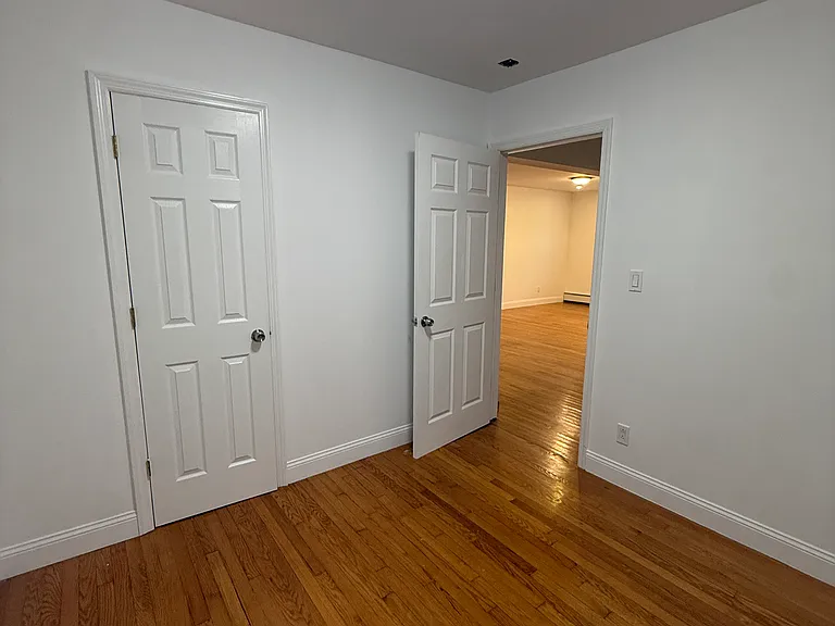 2234 Hering Ave #3 — Photo 10