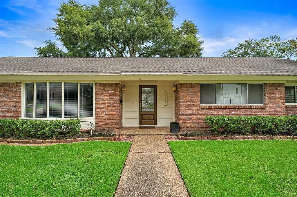 5 bed, 2.5 bath, 3172 sqft, $3,750 — Photo 2