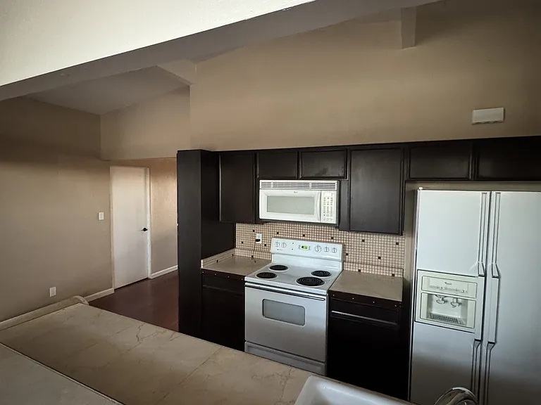 225 S Wallace Dr — Photo 2