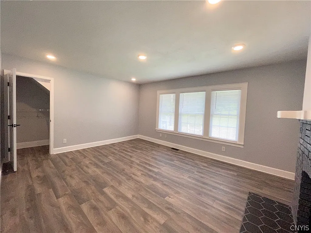 3 bed, 2.0 bath, 1156 sqft, $2,100 — Photo 3