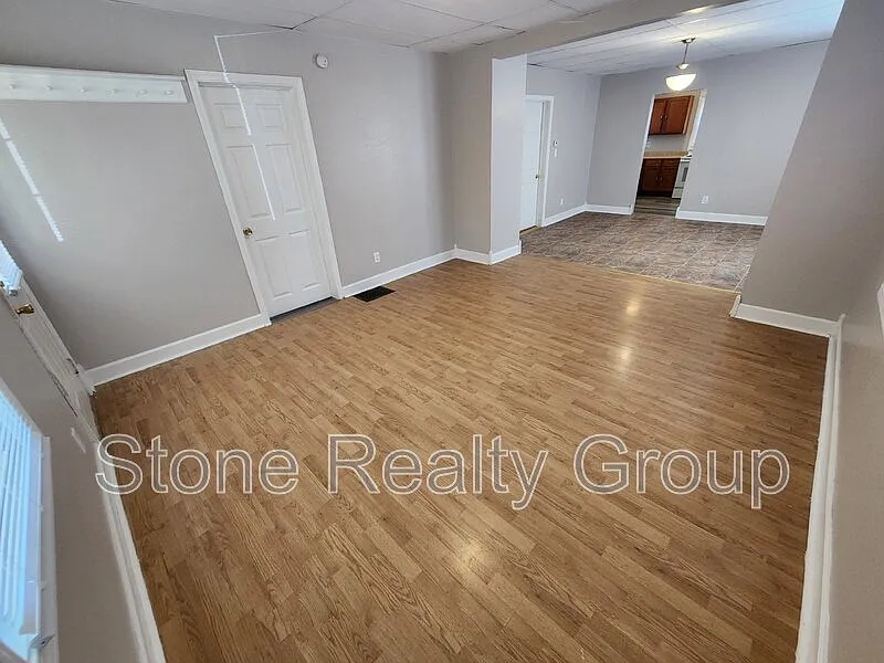 2 bed, 1.0 bath, $925 — Photo 2