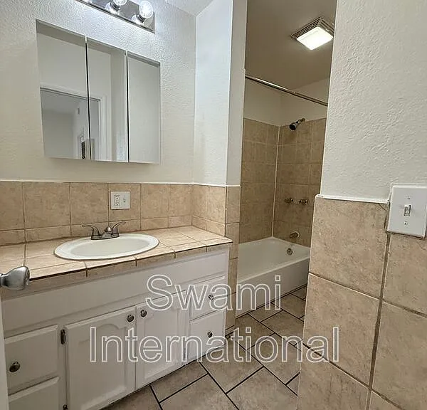 1733 1/2 E 63rd St — Photo 14