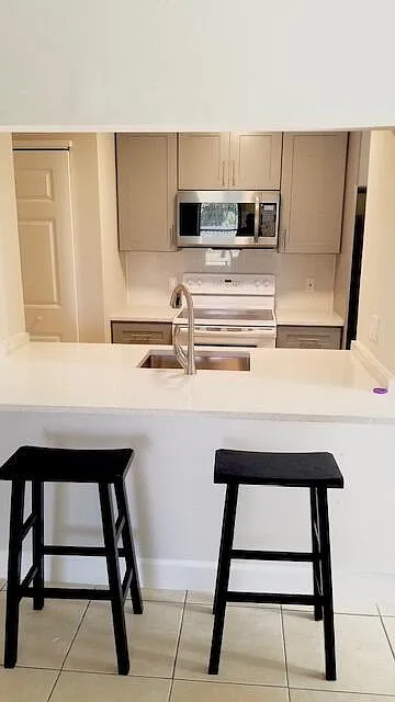2 bed, 2.0 bath, 969 sqft, $1,825 — Photo 2