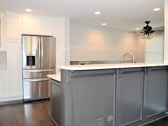 4th image of 395 Stratford Ct