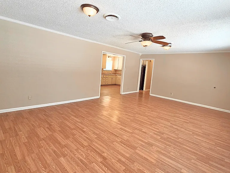 1204 Connell Dr — Photo 6