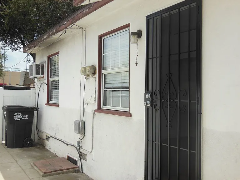 135 S Verdugo Rd #D — Photo 3
