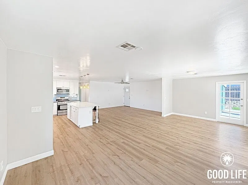 3 bed, 2.0 bath, 1326 sqft, $4,000 — Photo 4