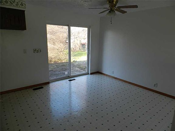 3rd image of 122 Heather Dr