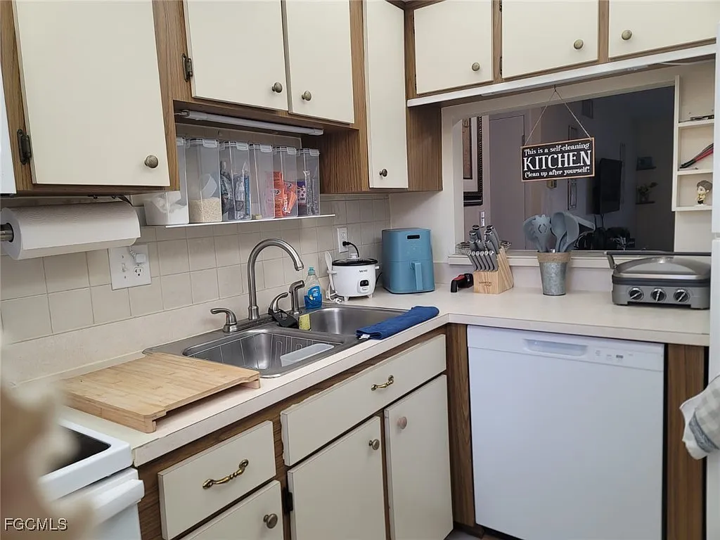 2 bed, 2.0 bath, 877 sqft, $1,100 — Photo 3