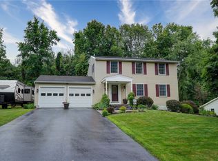 98 Peakview Dr, Henrietta, NY 14467