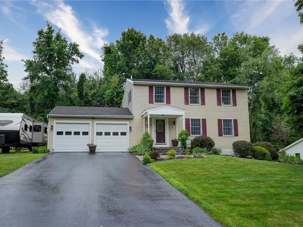 98 Peakview Dr, Henrietta, NY 14467