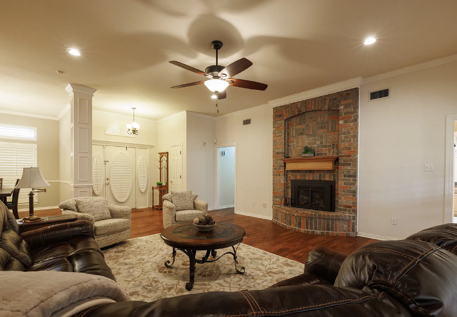 4 bed, 2.5 bath, 2126 sqft, $6,000 — Photo 4