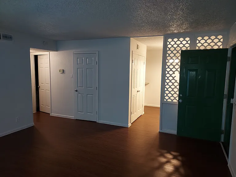 Marbach Manor Apartments — Photo 13