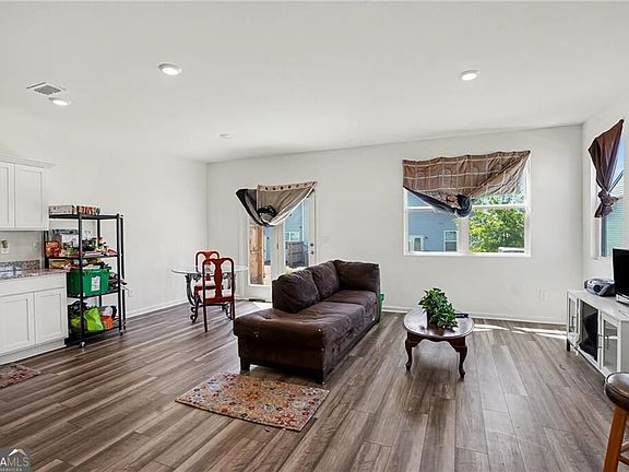 3rd image of 623 Jervis Way