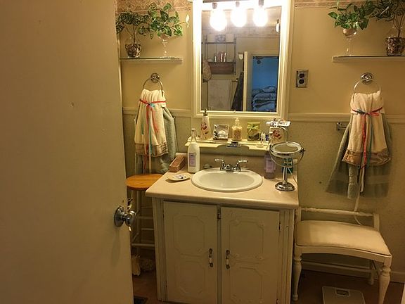 5th image of 618 Clark St
