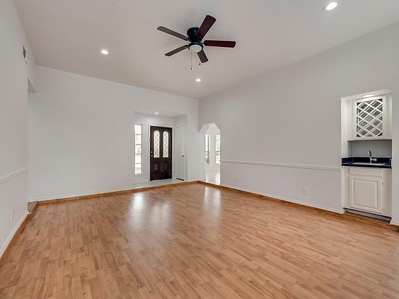 2nd image of 2511 Larkspur Ln