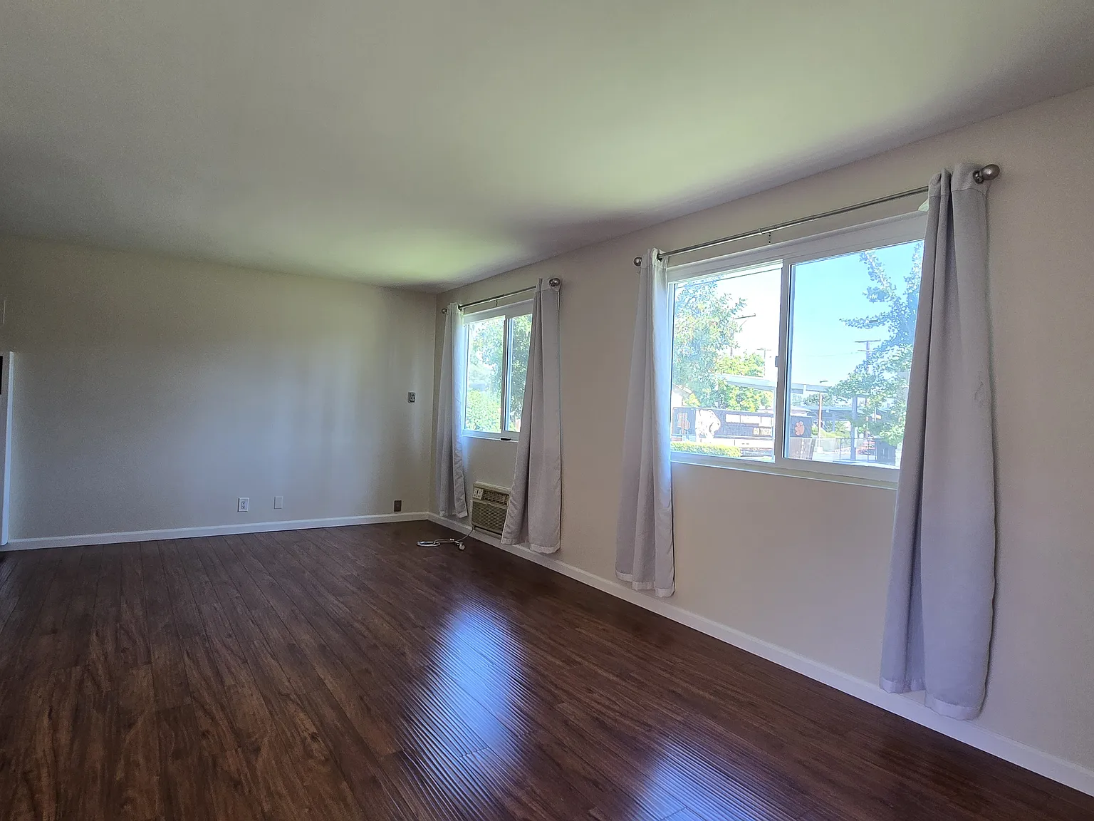 1 bed, 740 sqft, $2,050 — Photo 2
