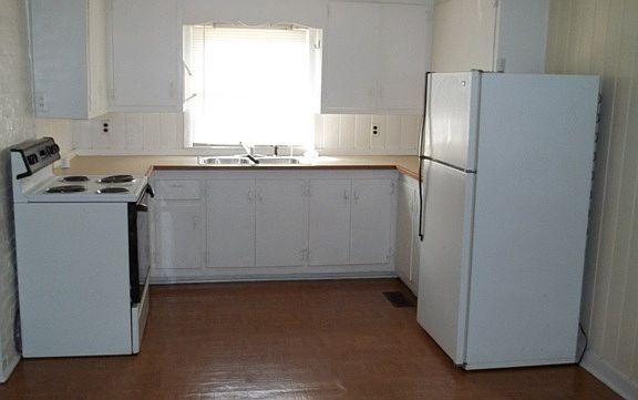 3rd image of 919 S Dogwood Dr