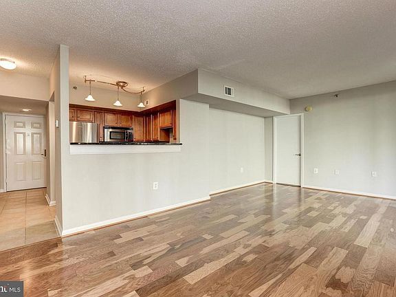 3rd image of 1001 N Randolph St APT 201