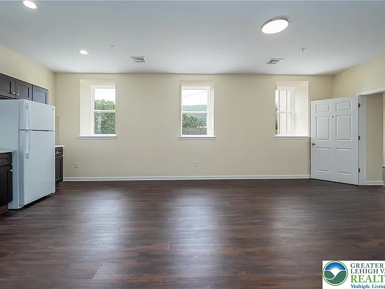 418 W Race St #2 — Photo 3