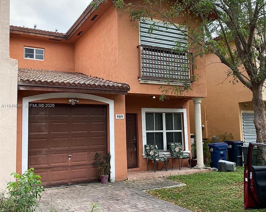 1st image of 909 SW 6th Pl
