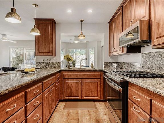 4th image of 2552 Arnott St