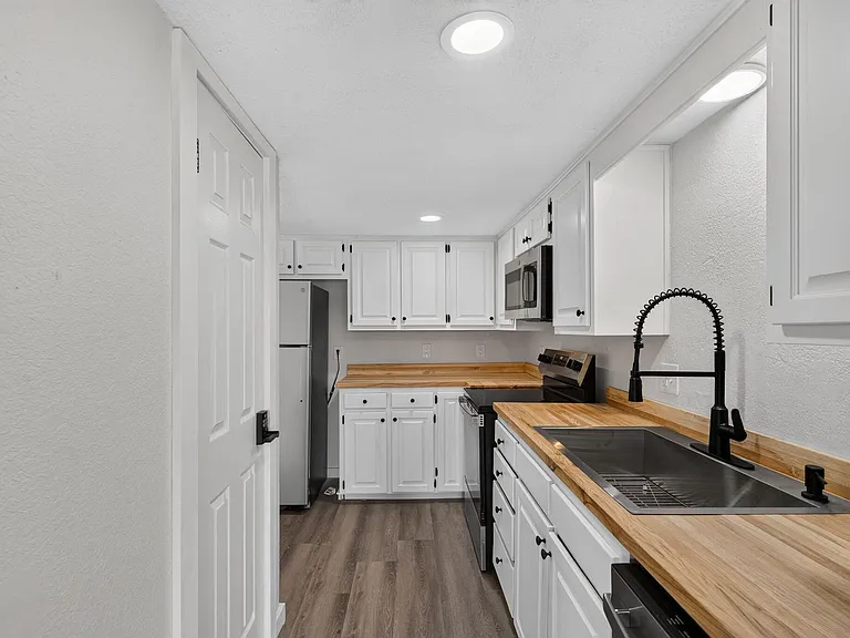 1030 E Elm St — Photo 11