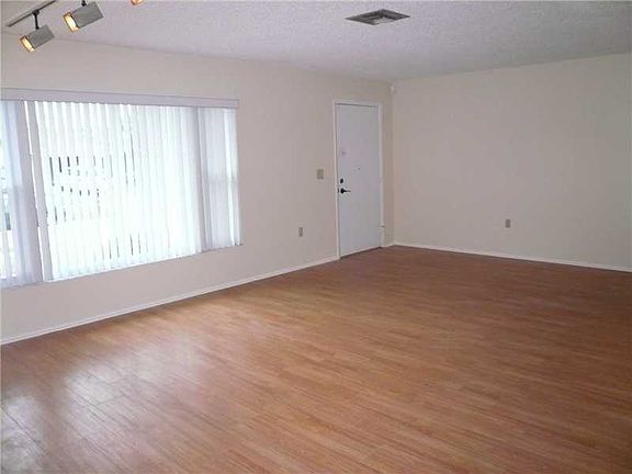 3rd image of 2107 Crowsnest Dr
