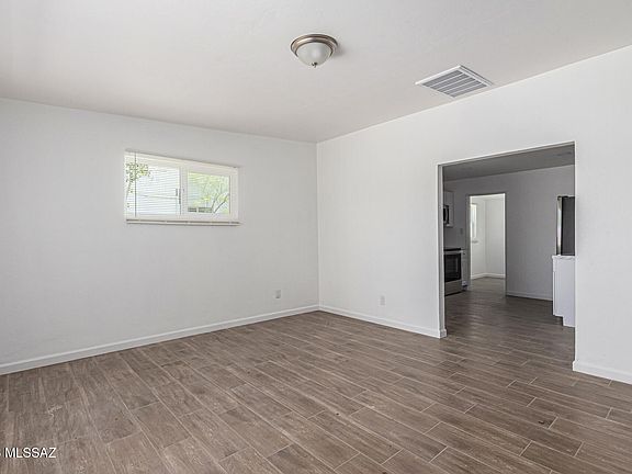 5th image of 208 E 28th St