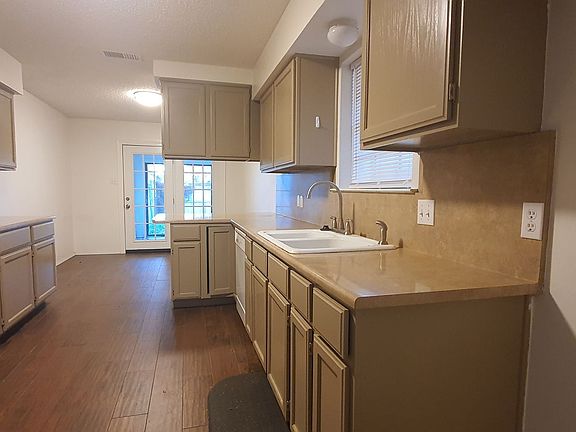 3rd image of 2606 Lindenwood Dr