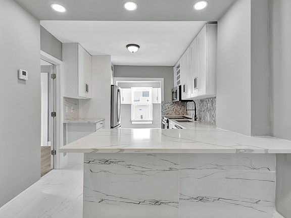5th image of 448 Roseland Drive