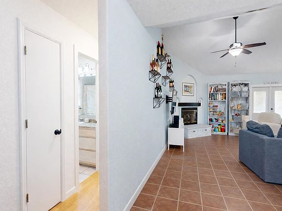 5th image of 300 Cottonwood Dr